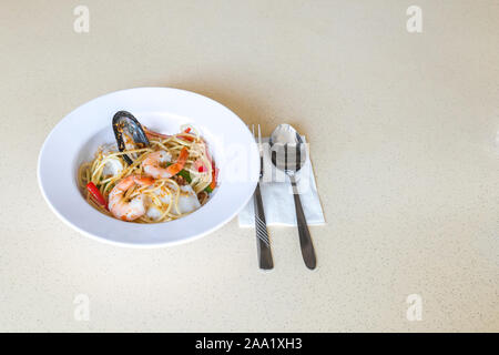 Il cibo sulla tavola del concetto. Frutti di mare piccante Spaghetti aglio olio. Foto Stock