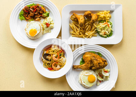 Appartamento vista laici di diversi piatti della cucina asiatica cinese cibo occidentale. Vista dall'alto in basso. Foto Stock