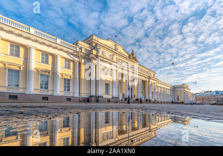 Saint Petersburg, Russia - Riflessione sulla strada della costruzione del Museo Russo di etnografia. Collezione da ex impero russo Foto Stock