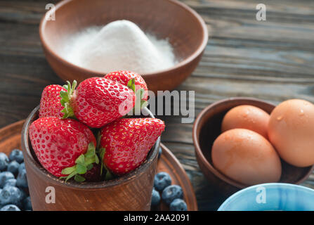 I dessert patriottica, fragole e rabarbaro torta strawberry shortcake, bandiera americana, poke Torta vegana, Foto Stock