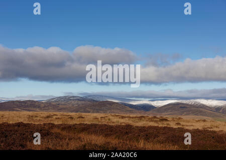 Guardando a nord sulle montagne innevate di Angus Glens in Cairngorm National Park, con la prima neve della stagione sulla sommità. Foto Stock