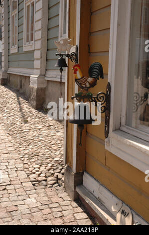 Campane con ingresso a gallo in casa finlandese Foto Stock