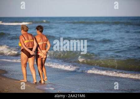 L'Ucraina, 30 agosto 2019. Odessa. La spiaggia della città. Ordinario di donne anziane a piedi lungo la riva del mare. Rilassatevi sulla spiaggia. Foto Stock