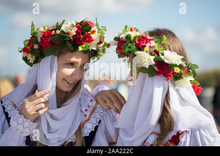 La Bielorussia, la città di Gomil, 14 settembre 2019. Città delle vacanze. Le donne slave in una ghirlanda di fiori. Giovani o ucraino ragazze bielorusse in un ricamare Foto Stock