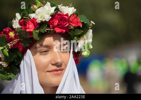 La Bielorussia, la città di Gomil, 14 settembre 2019. Città delle vacanze. Donna slava in una ghirlanda di fiori. Giovani ucraino o ragazza bielorussa in un embroidere Foto Stock