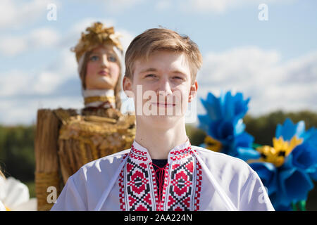 La Bielorussia, la città di Gomil, 14 settembre 2019. Città delle vacanze. Uomo slava in abito nazionale. Giovani ucraino o bielorusso il ragazzo in una camicia ricamata Foto Stock