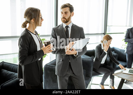 Bianco-collare i dipendenti di istituti finanziari o altre grandi copany avente alcune business in ufficio Foto Stock