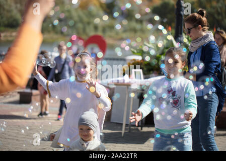 La Bielorussia, la città di Gomil, 14 settembre 2019. Vacanze in città. Bambini gioiosi nella strada di cattura bolle di sapone. Foto Stock