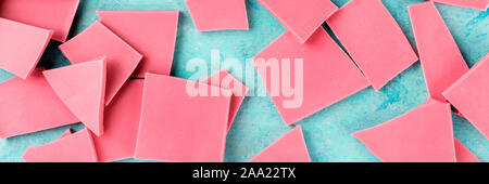 Ruby panorama di cioccolato, girato dalla parte superiore su uno sfondo blu Foto Stock