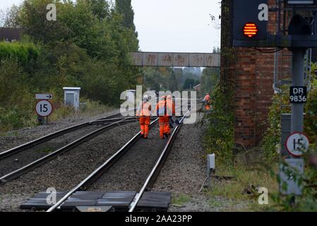 Una rete permanente di rampa via via la squadra di manutenzione a piedi lungo la pista per effettuare le riparazioni presso la stazione a Kidderminster, Worcestershire Foto Stock