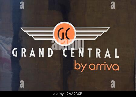 La Grand Central treni logo su una classe 180 con il treno alla stazione di Kings Cross, London Foto Stock