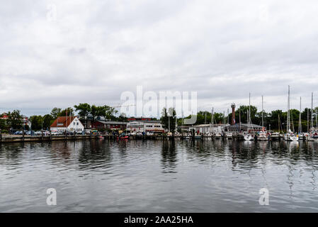 Lauterbach, Germania - 1 Agosto 2019: la vista del porto con barche a vela ormeggiata sul dock Foto Stock