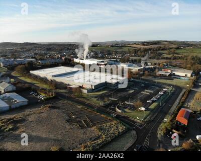 (191119) -- DUBLINO, nov. 19, 2019 (Xinhua) -- foto aerea adottate il 9 novembre 18, 2019 mostra una formula per infanti fabbrica di produzione in Monaghan, Irlanda nordorientale. Una cerimonia per il completamento della costruzione della formula per infanti fabbrica di produzione da una società cinese è stato trattenuto in Irlanda del nord ovest contea di Monaghan lunedì. Situato in Carrickmacross, la seconda più grande città nella Contea di Monaghan, il nuovo stabilimento con un investimento di oltre 20 milioni di euro (circa 22 milioni di dollari USA), il quale è interamente finanziato da Shanghai Newbaze prodotto caseario Co., Ltd. (SNDP), un privato infant formula pr Foto Stock