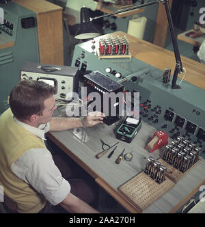 La tecnologia degli anni sessanta. Un uomo di fronte al suo lavoro presso la società Asea a Västerås. In questo momento Asea è stato coinvolto in resarch e di sviluppo nei settori dell'energia nucelar. La Svezia 1960s. RIF BV25-12 Foto Stock