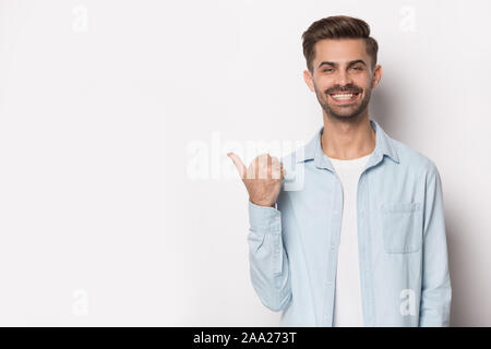 Close up ritratto con sorridente bello uomo barbuto. Foto Stock