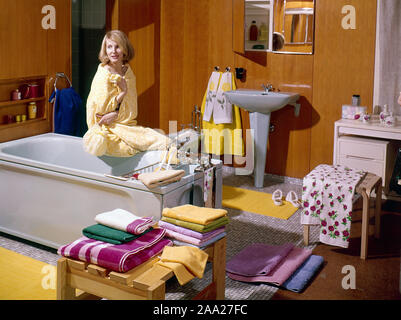 Bagno degli anni sessanta. Una giovane donna in una tipica sala da bagno arredata. La Svezia 1963. Ref CV3-1 Foto Stock