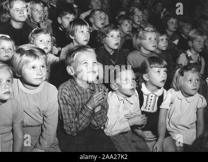 I bambini degli anni cinquanta. Un pubblico di bambini sono seduti e nella foto quando a seguito di un atto sul palco. I loro occhi sono incentrati su quanto sta accadendo. La Svezia degli anni cinquanta Foto Stock