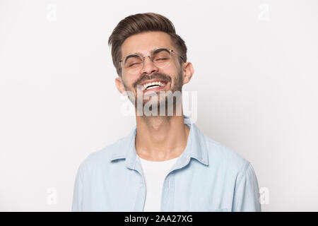 Close up ritratto con ridere bello uomo barbuto. Foto Stock