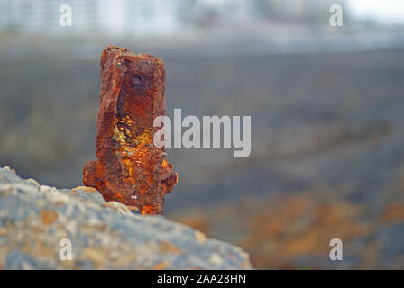 Rusty post nel litorale calcestruzzo Foto Stock