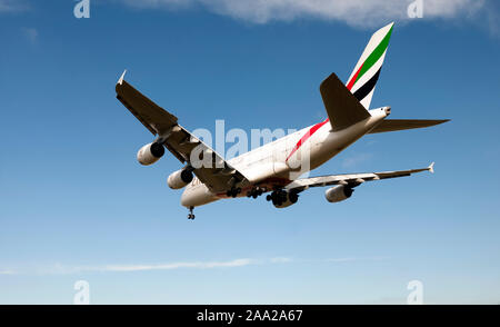 Emirates Airlines Airbus A380 l'atterraggio all'Aeroporto di Birmingham, UK (A6-EUP) Foto Stock