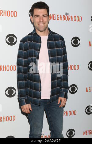 Novembre 18, 2019, Studio City, CA, Stati Uniti d'America: LOS ANGELES - NOV 18: Max Greenfield al le immediate vicinanze celebra il ''Benvenuti al Bowling'' episodio a Pinz Bowling Alley su Novembre 18, 2019 in Studio City, CA (credito Immagine: © Kay Blake/ZUMA filo) Foto Stock