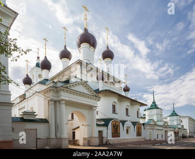 Cirillo e Atanasio monastero a Yaroslavl su un estate giornata di sole. Chiesa del Salvatore dell'immagine miracolosa. Anello d'oro della Russia Foto Stock