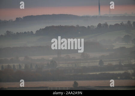 Una fredda e nebbiosa mattina su Burton Dassett Hills Country Park nel Warwickshire. Foto Stock