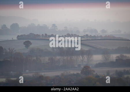 Una fredda e nebbiosa mattina su Burton Dassett Hills Country Park nel Warwickshire. Foto Stock