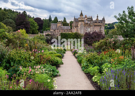 Vista di Abbotsford dal giardino murato, ex casa di scrittore scozzese Sir Walter Scott, Scottish Borders, Scotland, Regno Unito. Foto Stock
