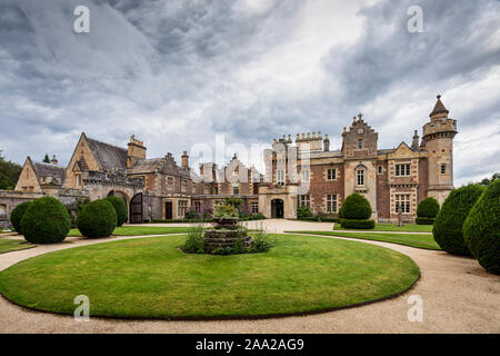 Vista di Abbotsford dal giardino ornamentale anteriore, ex casa di scrittore scozzese Sir Walter Scott, Scottish Borders, Scotland, Regno Unito. Foto Stock