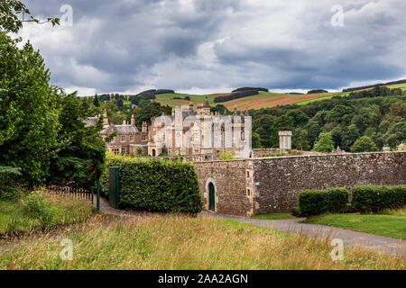 Vista di Abbotsford, ex casa di scrittore scozzese Sir Walter Scott, Scottish Borders, Scotland, Regno Unito. Foto Stock