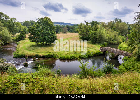 Vista da Haddon Hall oltre la station wagon e il ponte che attraversa il fiume Wye vicino a Bakewell, Derbyshire, England, Regno Unito Foto Stock