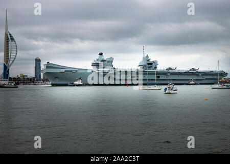 La seconda la regina Elisabetta classe portaerei HMS Prince of Wales arrivando a casa sua porto di Portsmouth per la prima volta il 16 novembre 2019 Foto Stock