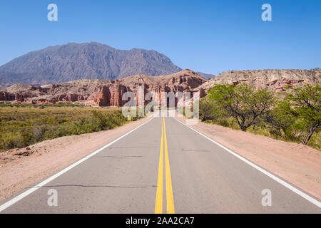 Formazioni geologiche denominate Los Castillos visto dal percorso 68 presso la Quebrada de las Conchas, Cafayate, Argentina Foto Stock