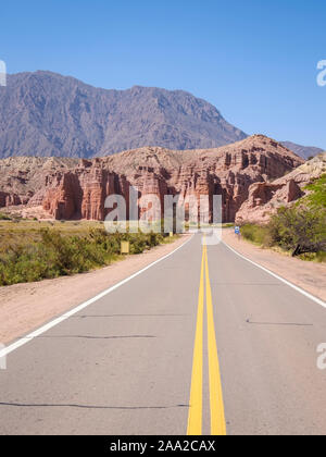 Formazioni geologiche denominate Los Castillos visto dal percorso 68 presso la Quebrada de las Conchas, Cafayate, Argentina Foto Stock