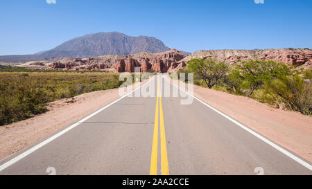 Formazioni geologiche denominate Los Castillos visto dal percorso 68 presso la Quebrada de las Conchas, Cafayate, Argentina Foto Stock