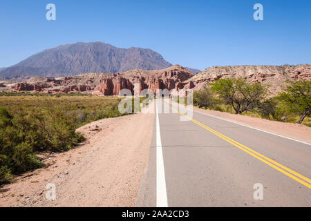 Formazioni geologiche denominate Los Castillos visto dal percorso 68 presso la Quebrada de las Conchas, Cafayate, Argentina Foto Stock