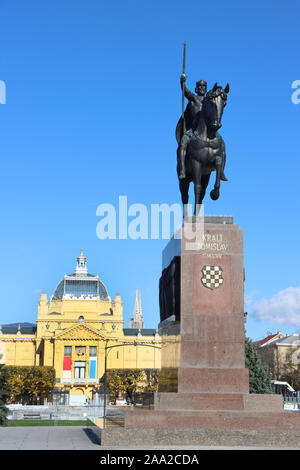 Monumento del re croato Tomislav e padiglione di arte a Zagabria in Croazia Foto Stock