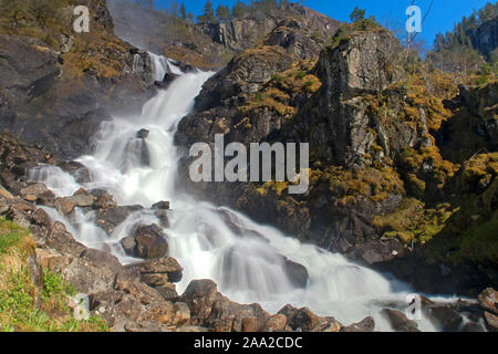 La famosa cascata Laatefosssen da Odda, Hardanger, Norvegia, nel maggio 2015. Foto Stock