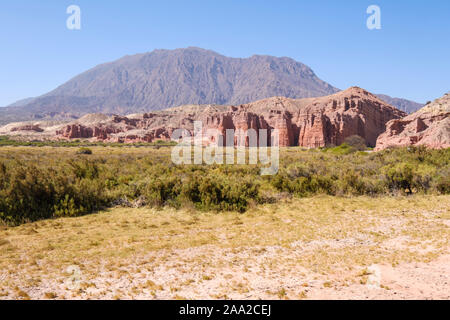 Vista panoramica delle formazioni geologiche denominate Los Castillos presso la Quebrada de las Conchas, Cafayate, Argentina Foto Stock