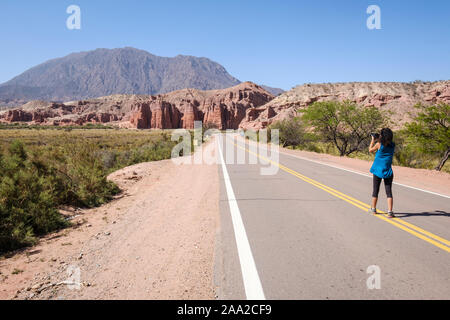 Donna di fotografare le formazioni geologiche chiamata Los Castillos visto dal percorso 68 presso la Quebrada de las Conchas, Cafayate, Argentina Foto Stock