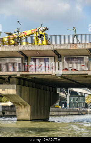 Fiume Kura, Tbilisi città vista dal giro in barca sul fiume Kura, Ottobre 21, 2019, Tbilisi, Repubblica di Georgia Foto Stock