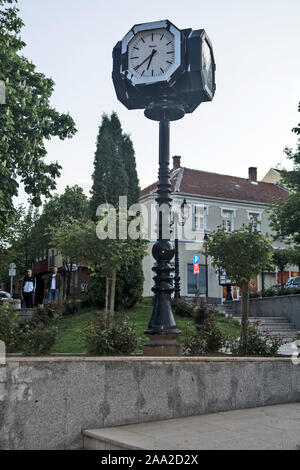 Raska, Serbia, 03 maggio 2019. Bella grande orologio pubblico in un piccolo parco nel centro della citta'. Foto Stock