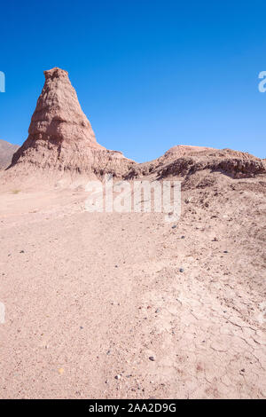 Formazione geologica denominata El Obelisco (l'Obelisco) presso la Quebrada de las Conchas, Cafayate, Argentina Foto Stock