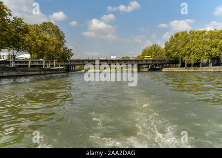 Fiume Kura, Tbilisi città vista dal giro in barca sul fiume Kura, Ottobre 21, 2019, Tbilisi, Repubblica di Georgia Foto Stock