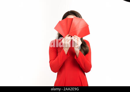 Bella donna asiatica che indossa red Ao IAM e azienda busta rossa per il nuovo anno lunare. Foto Stock