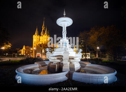 Il Sassenpoort, una delle antiche porte della difesa della città medievale di Zwolle in Overijssel Foto Stock