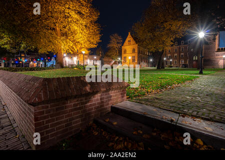 Illuminata con gusto Old Town Square nel centro medievale della cittadina olandese di Zwolle e Overijssel Foto Stock