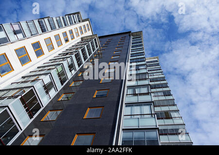 Umea, Svezia - 16 Settembre 2019: nuovo edificio moderno e alto su Sandakern con una torbida blu cielo estate Foto Stock