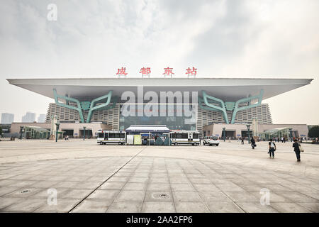 Chengdu, Cina - Ottobre 01, 2017: Polizia forza mobile nella parte anteriore del Chengdu stazione ferroviaria edificio moderno. Foto Stock